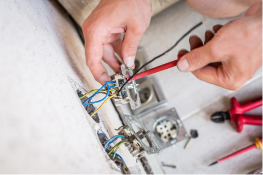 The advantages and disadvantages of screw wiring connection and screwless wiring connection of wall switch socket